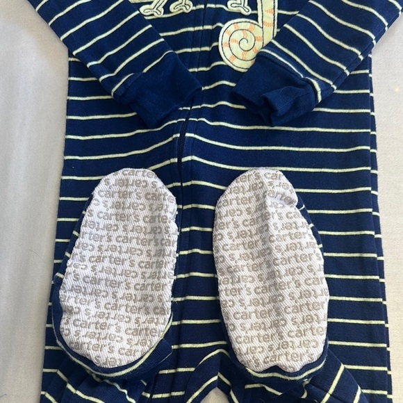Carter's - LIKE NEW - Long Sleeve Onesie sleeper with Chameleon Graphics - Picture 4 of 4